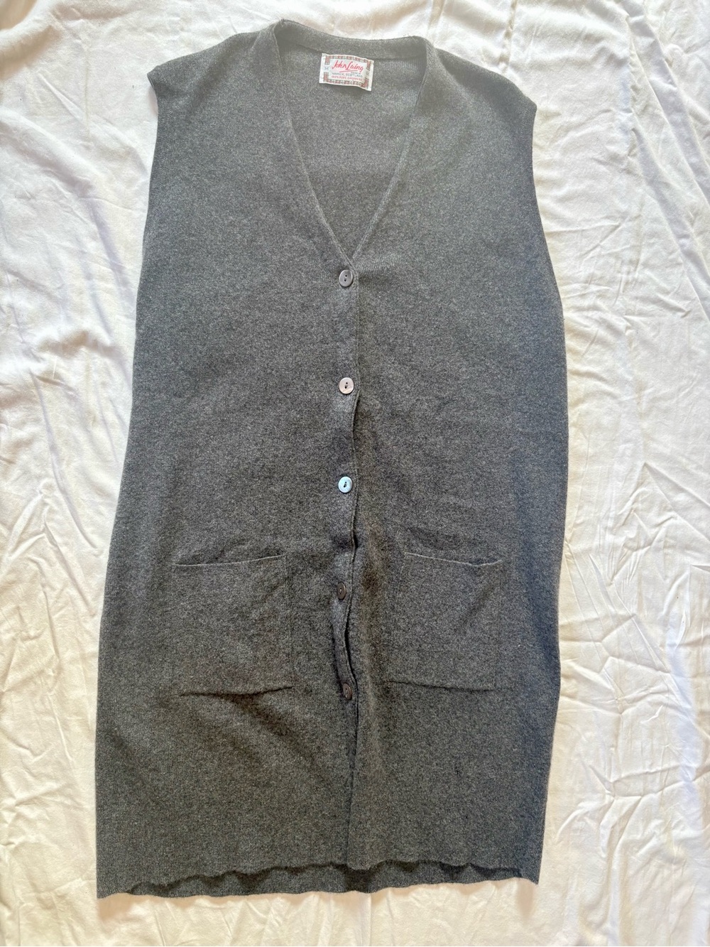 Women’s V-Neck Cashmere Sweater in Gray